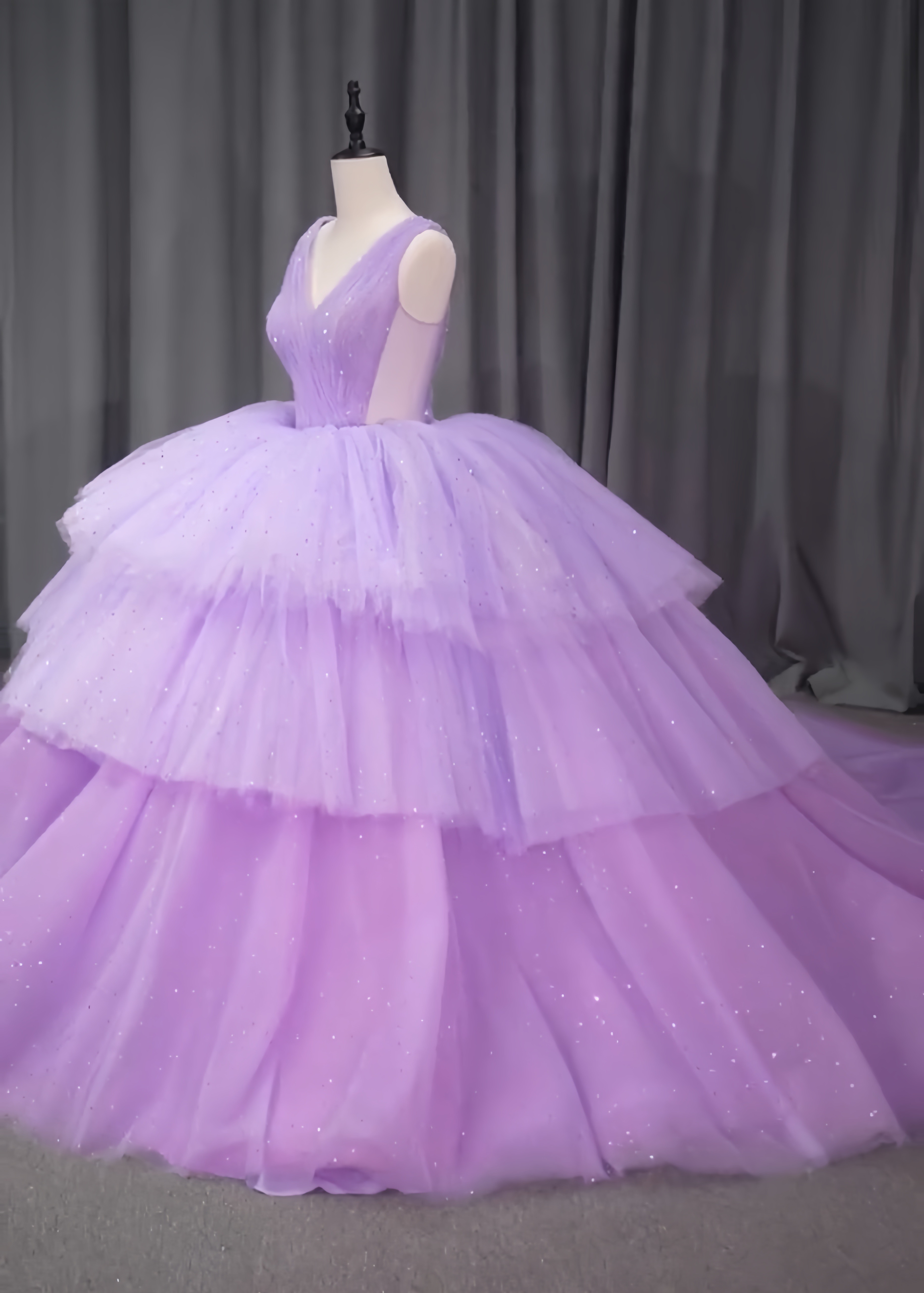 新色！多層チュール　華やかなウェディングドレス　クラシカル　肩出し　たっぷりストーン目立つ　上質なカラードレス前撮り