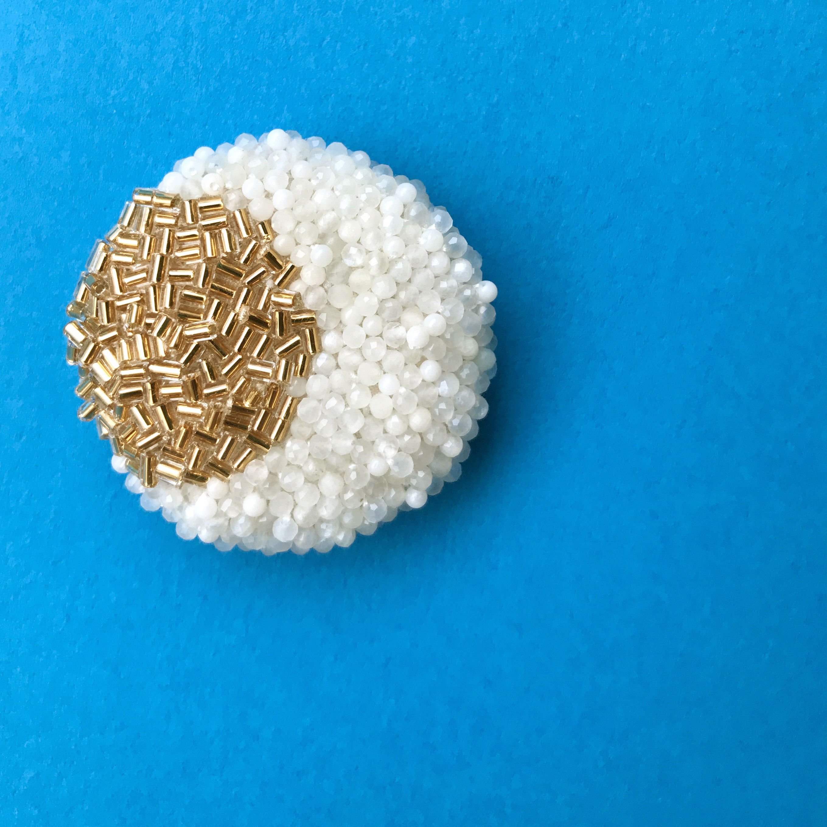 【一点物】ホワイトムーンストーン＋ホワイトコーラル＋ガラスビーズ　ブローチ