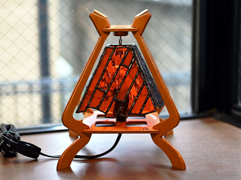 ステンドグラス・4本脚木枠の4面ランプ 702