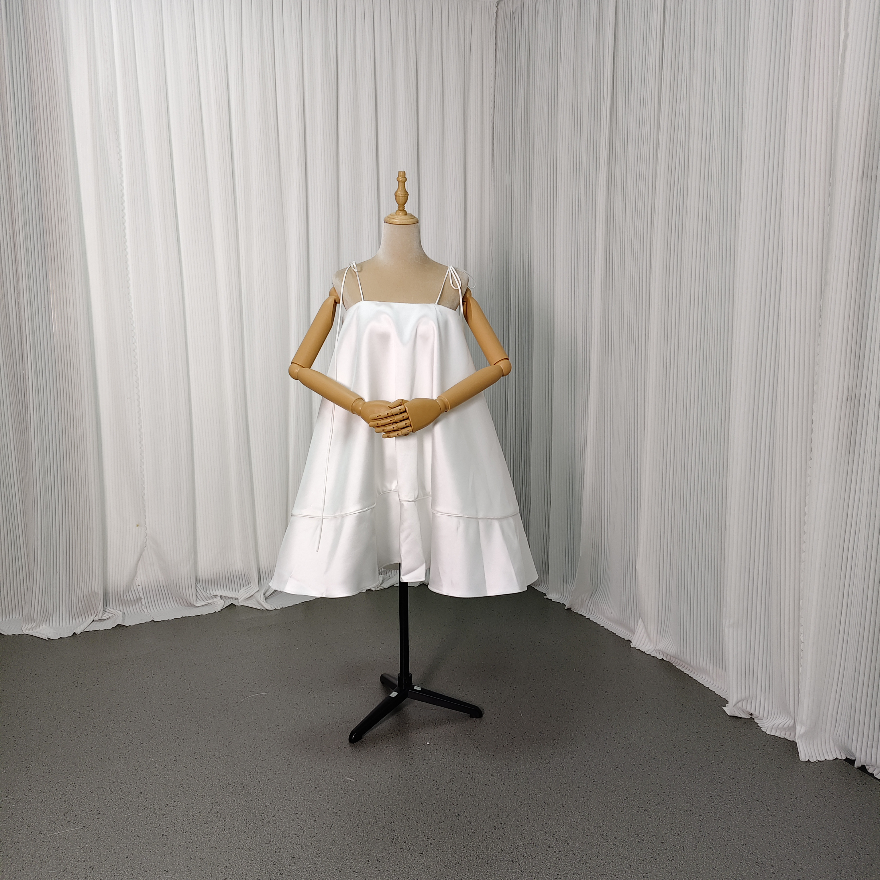 送料無料！ミニワンピース ミカドサテン キャミソール オフホワイト ファスナー 揺らめく裾 前撮り パーティーワンピース