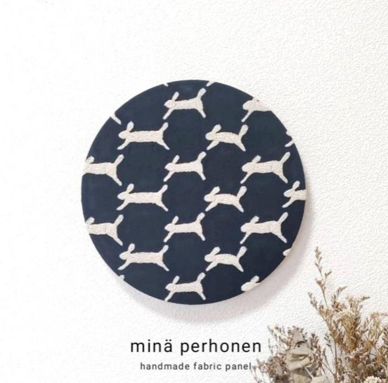 丸型　ファブリックパネル　ミナペルホネン　ランランラン　クリスマス　刺繍　ネイビー　北欧　ウサギ　インテリア　ニッチ