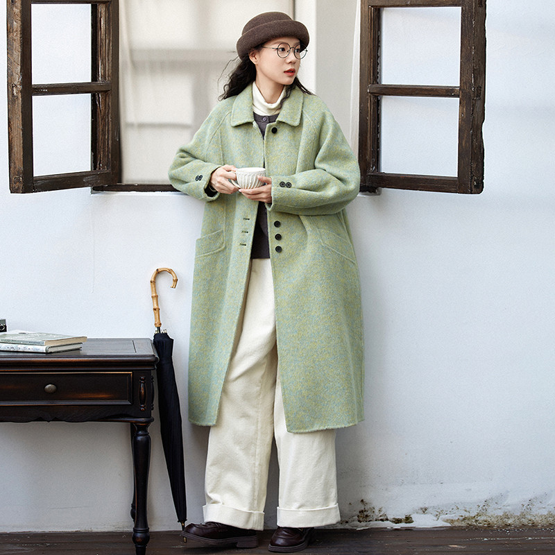 オリジナルのウール混紡、優しいライトグリーンが冬の光に映えるミディアム丈コート。S589