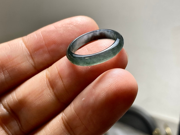 L15-02 ピンキーリング 氷種 6.0号 グアテマラ産 A貨 本翡翠 くりぬき リング 黒翡翠 4枚目の画像