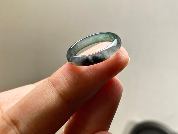 L15-02 ピンキーリング 氷種 6.0号 グアテマラ産 A貨 本翡翠 くりぬき リング 黒翡翠 2枚目の画像