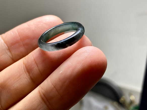 L15-02 ピンキーリング 氷種 6.0号 グアテマラ産 A貨 本翡翠 くりぬき リング 黒翡翠 6枚目の画像