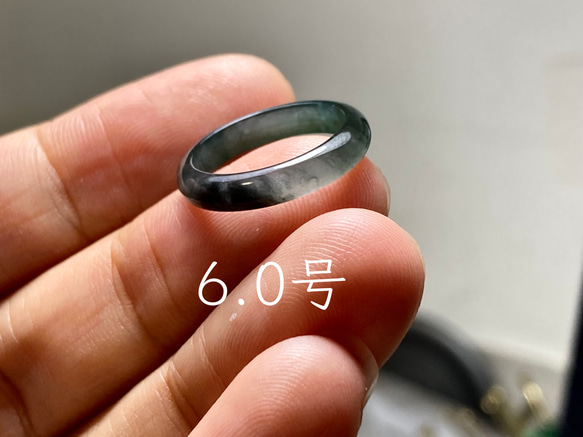 L15-02 ピンキーリング 氷種 6.0号 グアテマラ産 A貨 本翡翠 くりぬき リング 黒翡翠 1枚目の画像