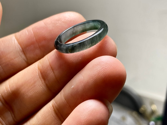 L15-02 ピンキーリング 氷種 6.0号 グアテマラ産 A貨 本翡翠 くりぬき リング 黒翡翠 7枚目の画像