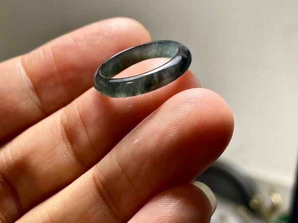 L15-02 ピンキーリング 氷種 6.0号 グアテマラ産 A貨 本翡翠 くりぬき リング 黒翡翠 5枚目の画像