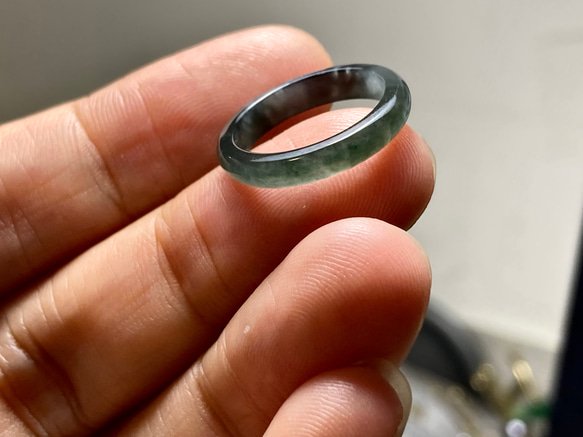 L15-02 ピンキーリング 氷種 6.0号 グアテマラ産 A貨 本翡翠 くりぬき リング 黒翡翠 8枚目の画像