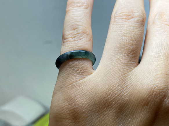L15-02 ピンキーリング 氷種 6.0号 グアテマラ産 A貨 本翡翠 くりぬき リング 黒翡翠 13枚目の画像