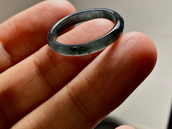L15-03 氷糯種 18.0号 黒翡翠 グアテマラ産 A貨 本翡翠 くりぬき リング 8枚目の画像