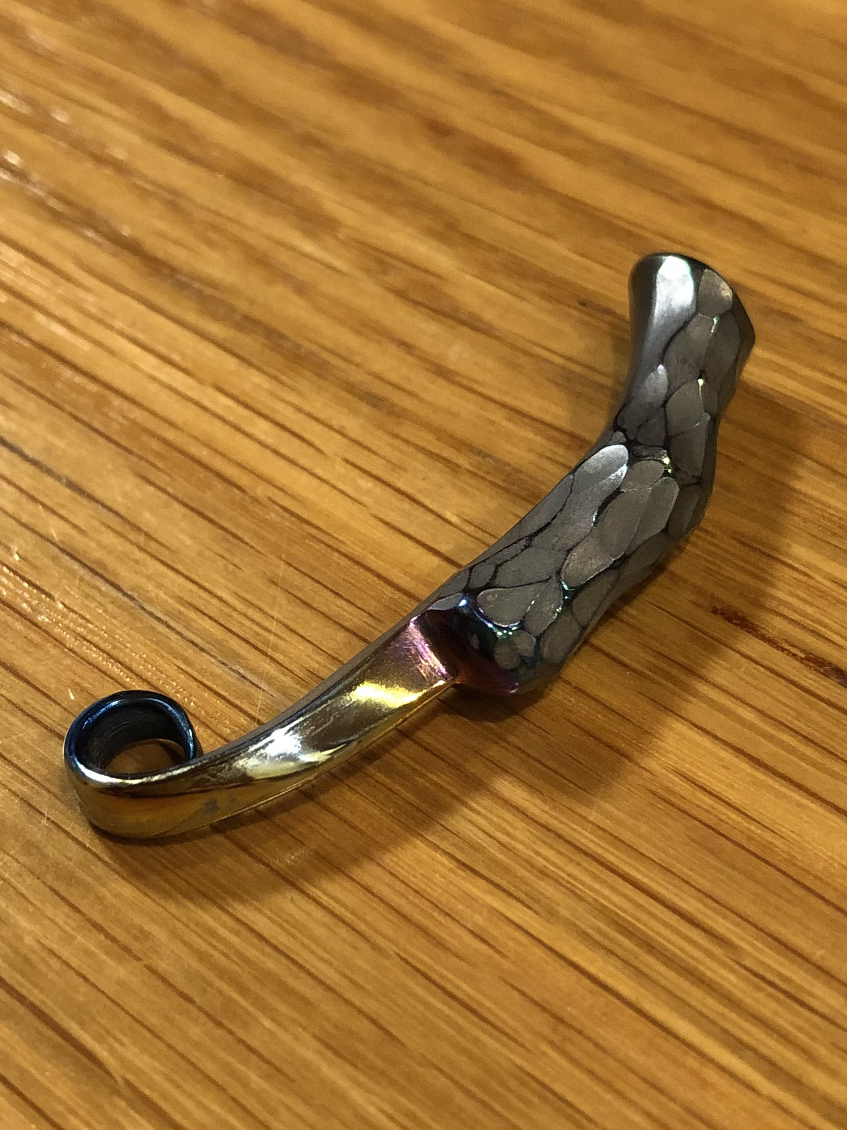titanium pendants top dragon finger 純チタン製 エメラルドに輝く龍の指