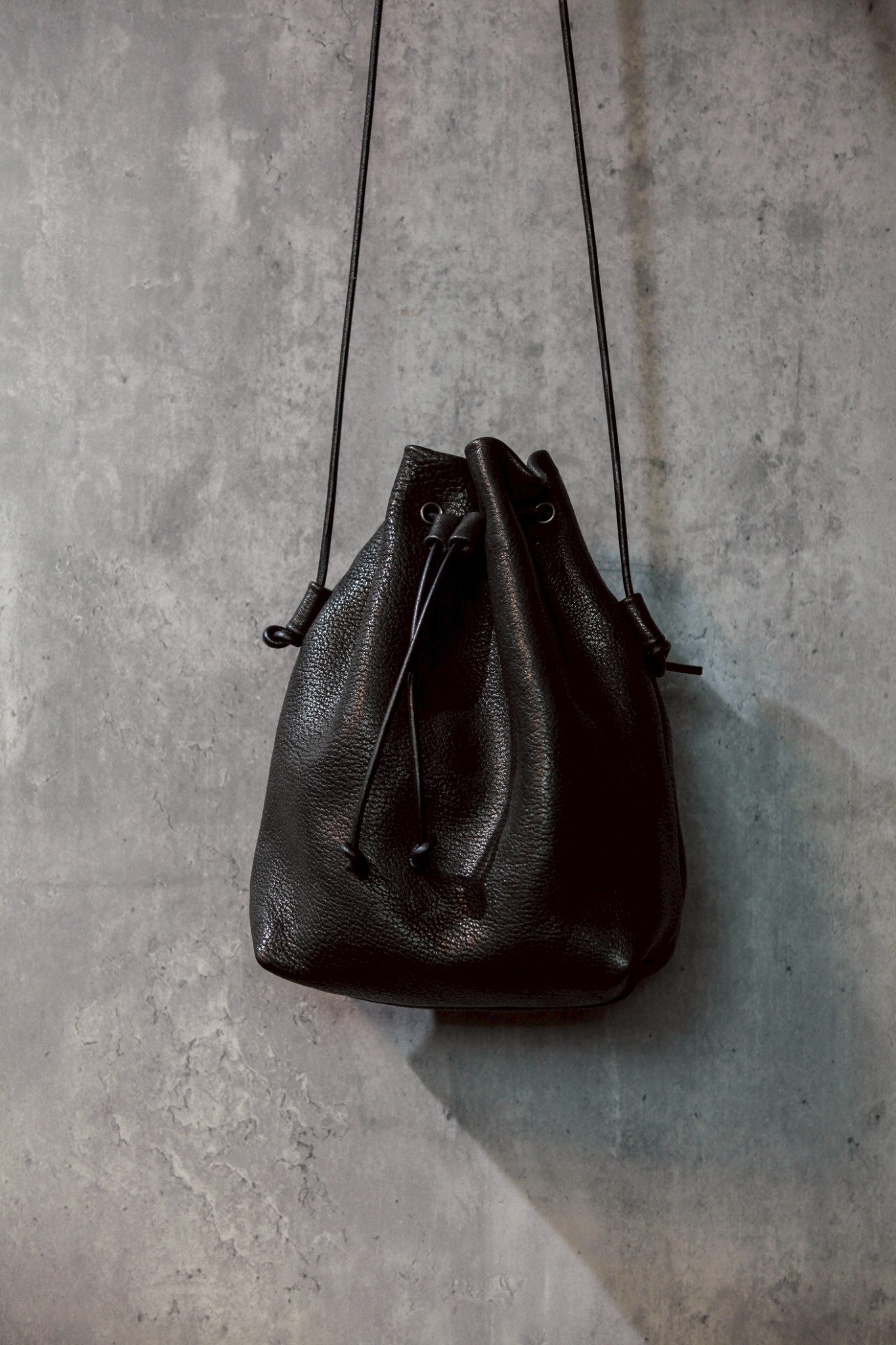 春のお出かけ　日常に寄り添う　鹿革　巾着バッグ