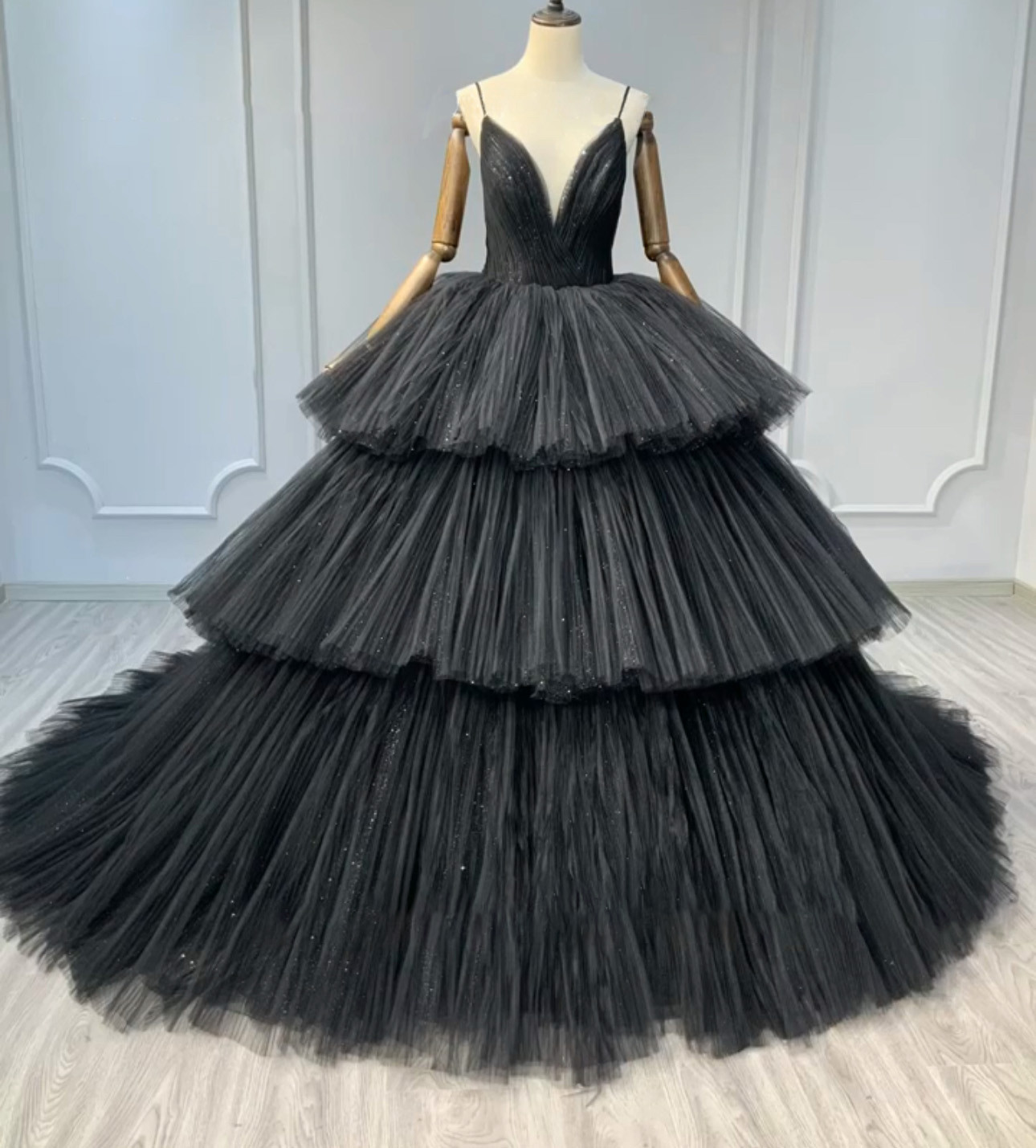 激安チャンスをつかむ　チュール　vネック　背中空き　たっぷりなボリューム感　大人気パーティードレス披露宴お呼ばれスタジオ 47,988円