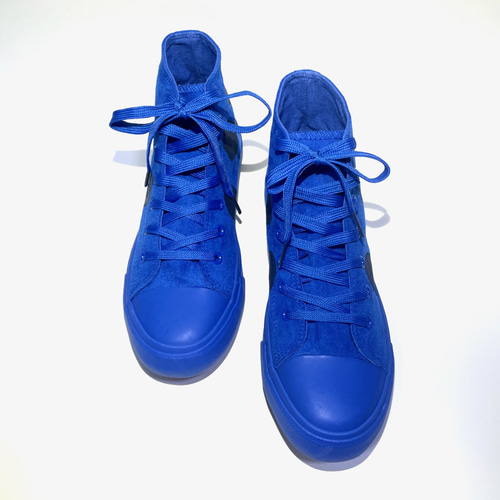 鮮やかなコバルトブルー×ブラックドット ハイカットスニーカー(合皮