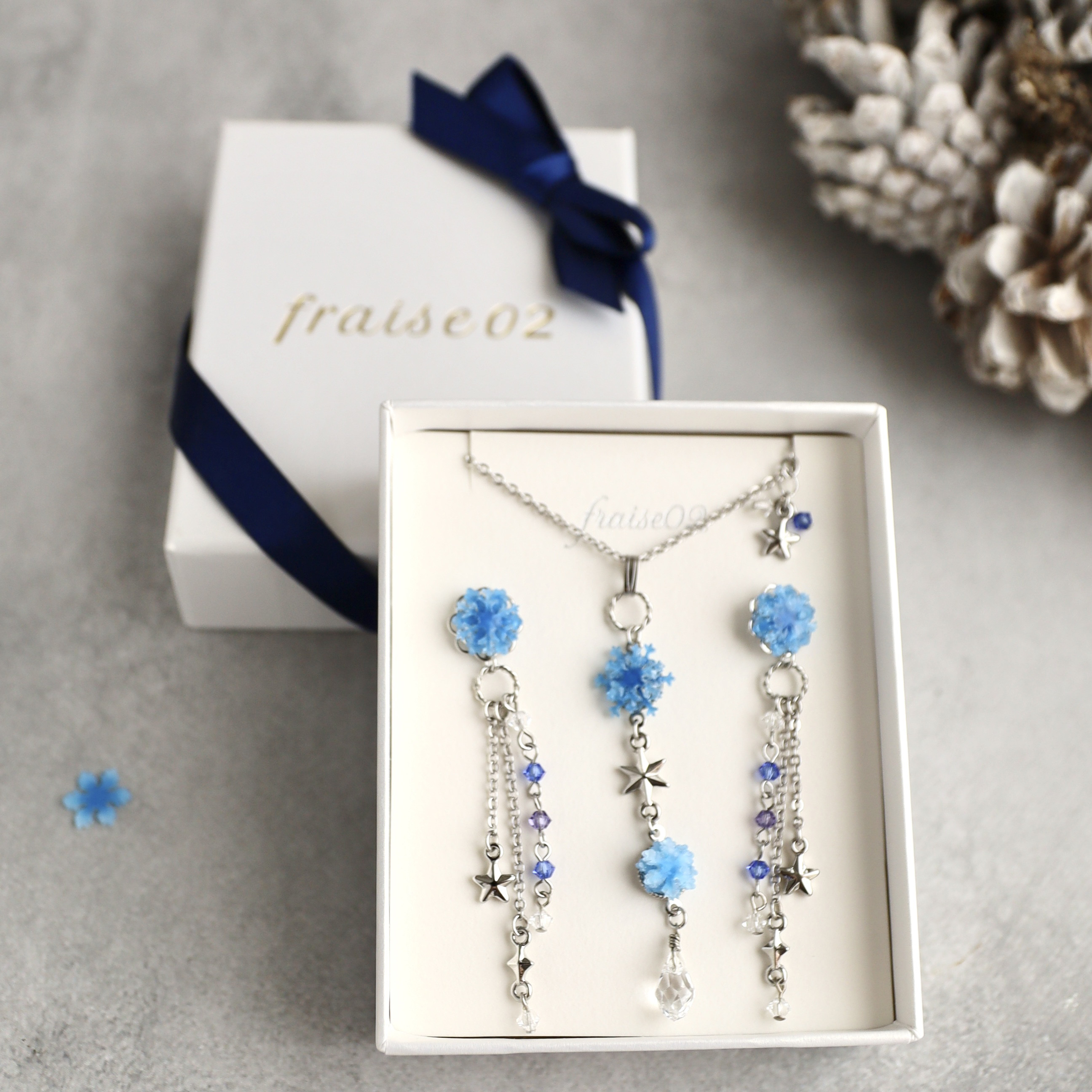 Creema限定　星降る夜のフロストフラワークリスマスコフレ　ネックレス　ピアス/イヤリングセット　12月末まで販売