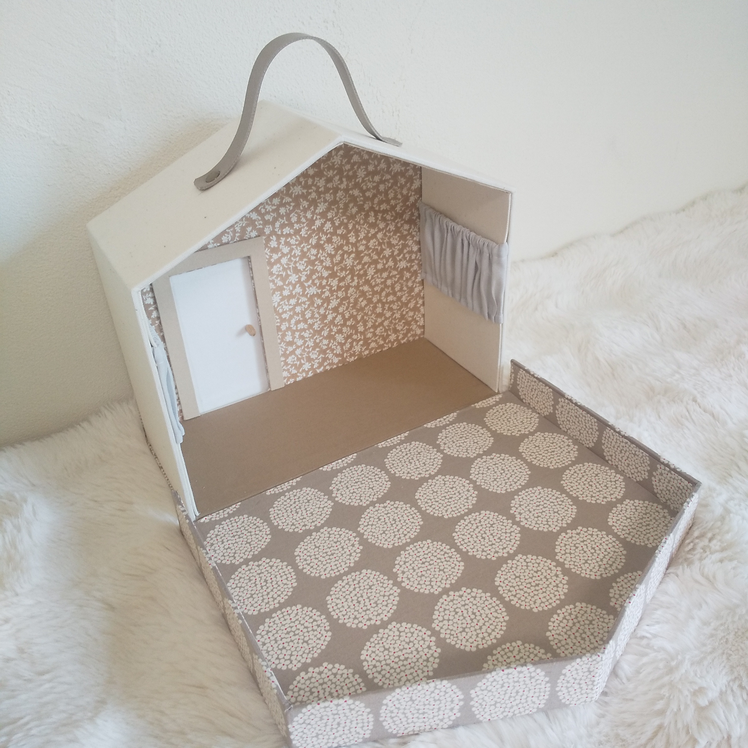 持ち運びできるどこでもドールハウス（カルトナージュ、ブラウン）