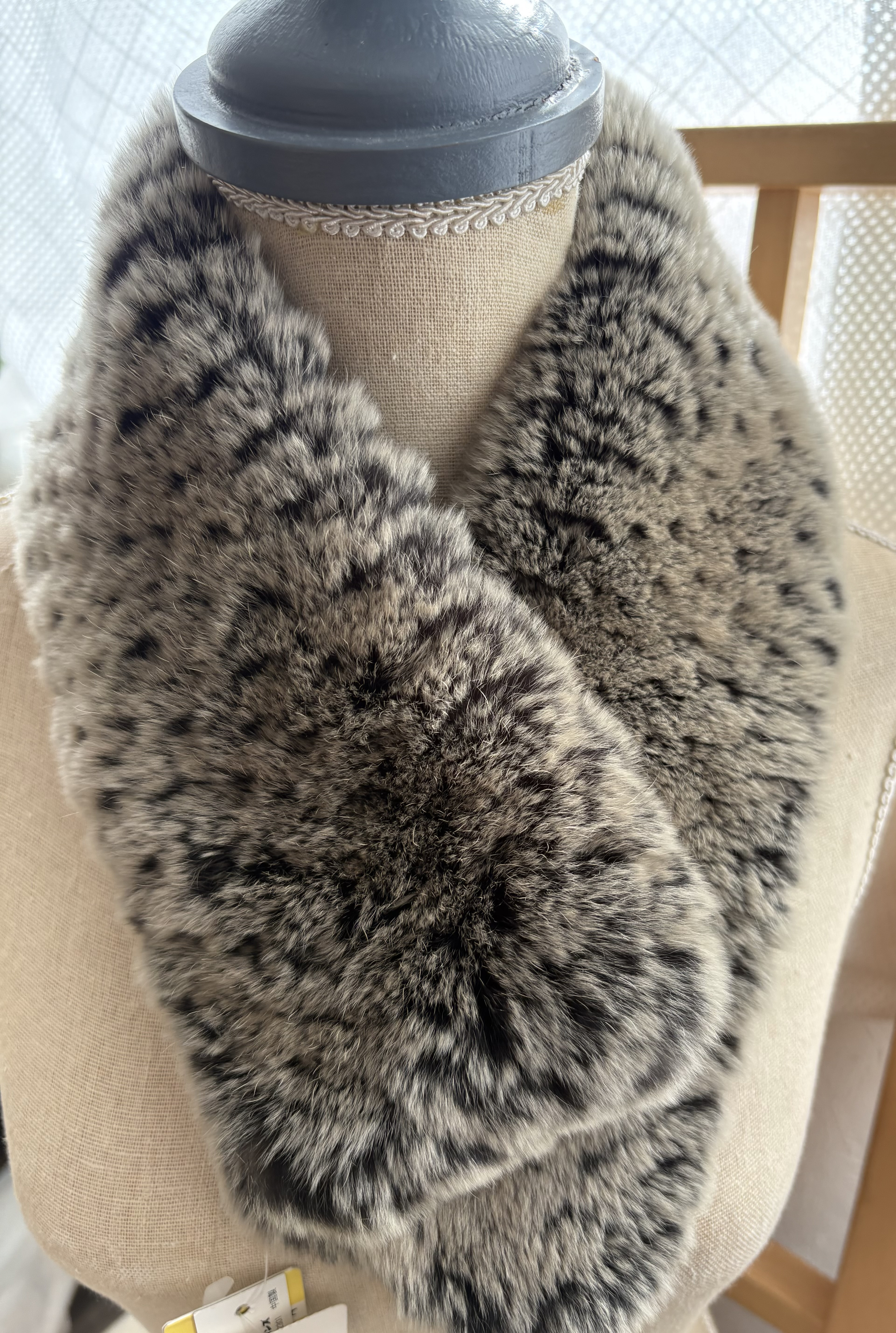 高品質！ギフトにも！綺麗な色味がお洒落！『ファーマフラー　ふんわり柔らかレッキスファー　マフラー』～グレー系～