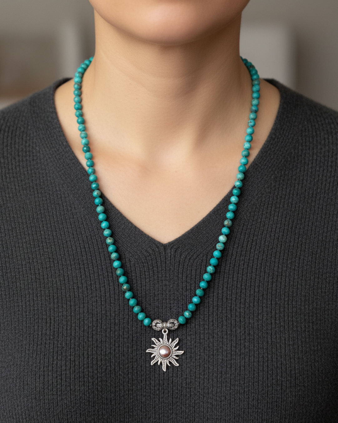 12月誕生石ターコイズ  　太陽チャームの天然石ネックレス（シルバー）