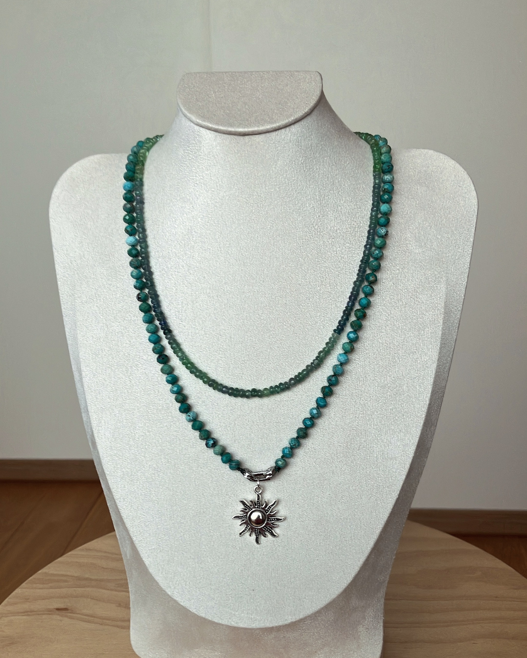 12月誕生石ターコイズ  　太陽チャームの天然石ネックレス（シルバー）