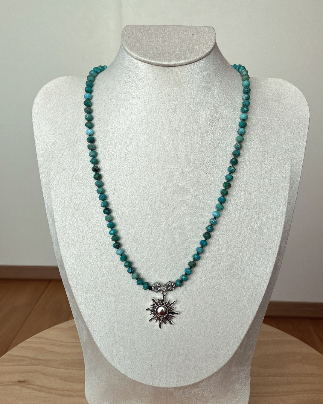 12月誕生石ターコイズ  　太陽チャームの天然石ネックレス（シルバー）