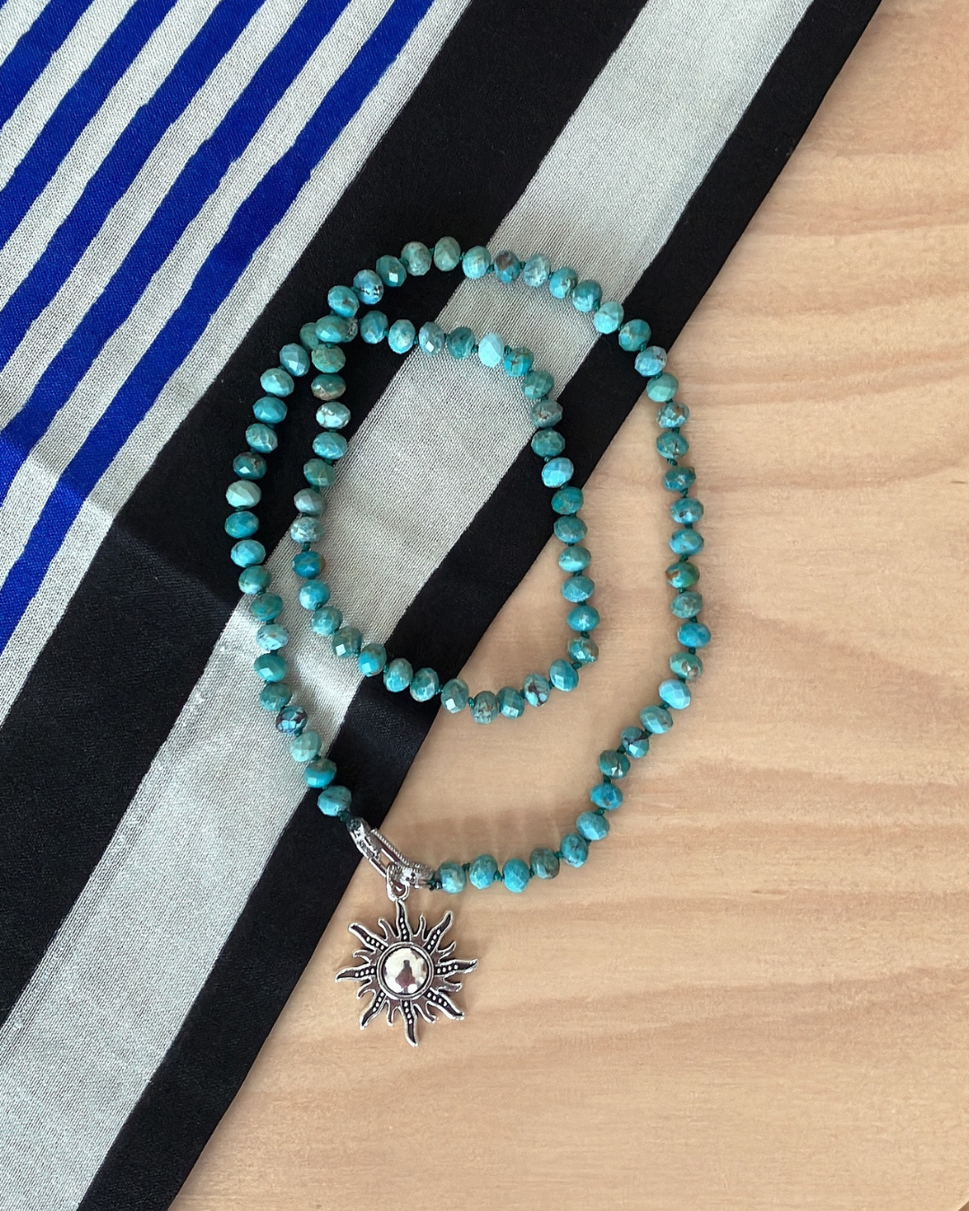 12月誕生石ターコイズ  　太陽チャームの天然石ネックレス（シルバー）