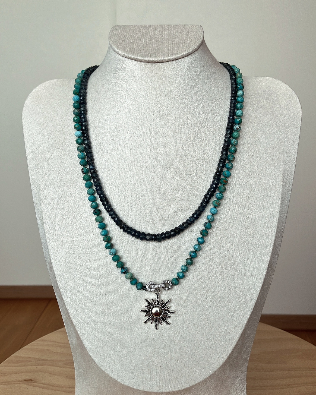 12月誕生石ターコイズ  　太陽チャームの天然石ネックレス（シルバー）