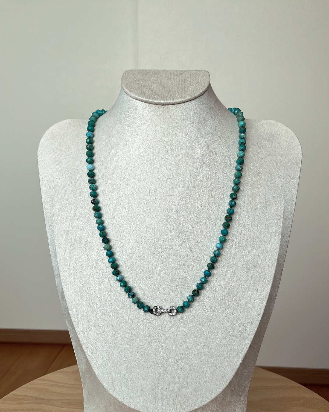 12月誕生石ターコイズ  　太陽チャームの天然石ネックレス（シルバー）