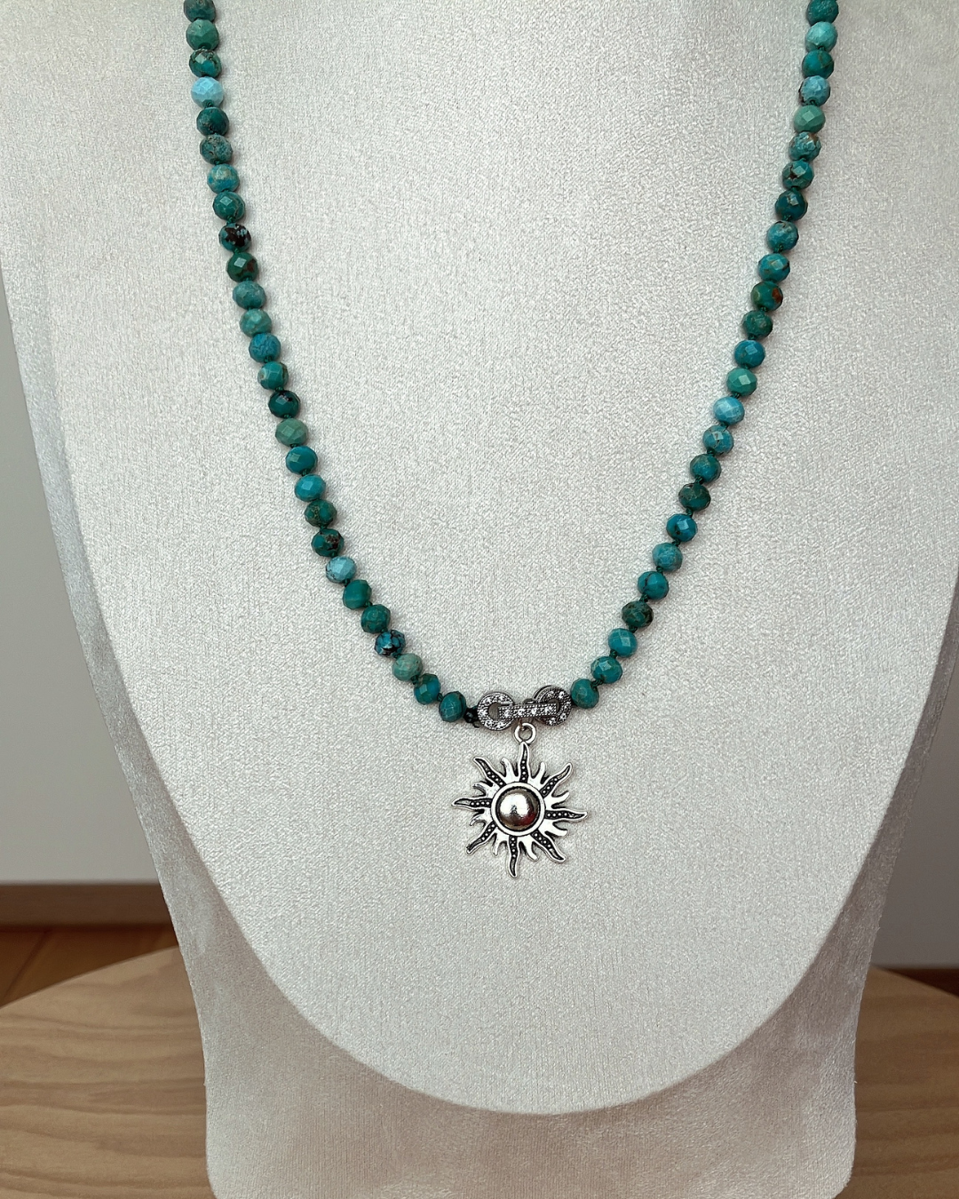 12月誕生石ターコイズ  　太陽チャームの天然石ネックレス（シルバー）