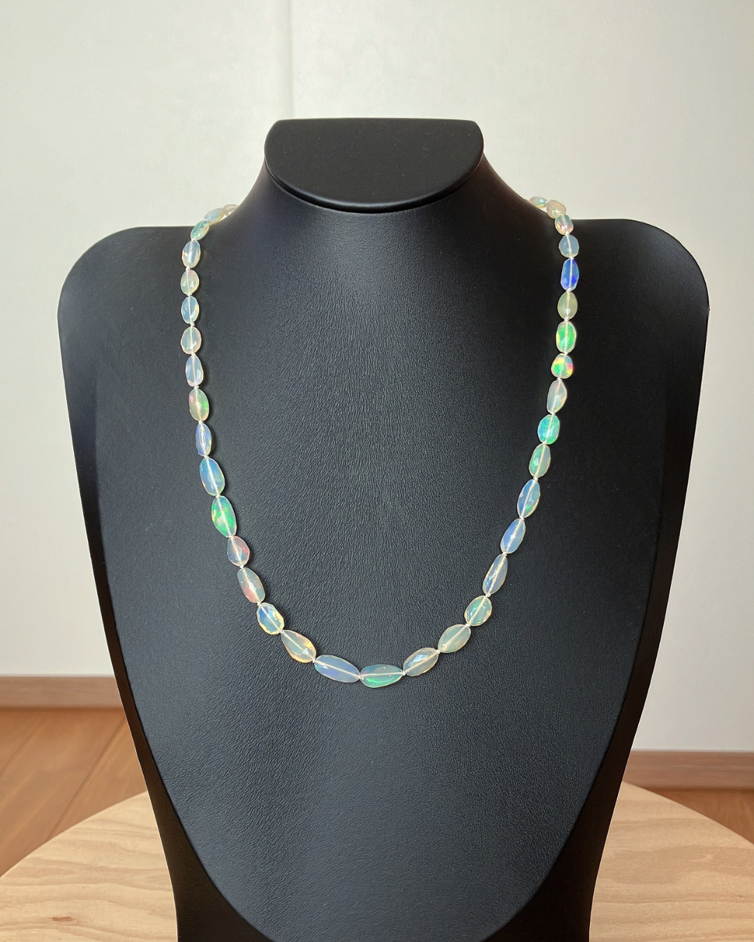 虹色に揺れるエチオピアンオパール  　上質14kgf金具の天然石ネックレス