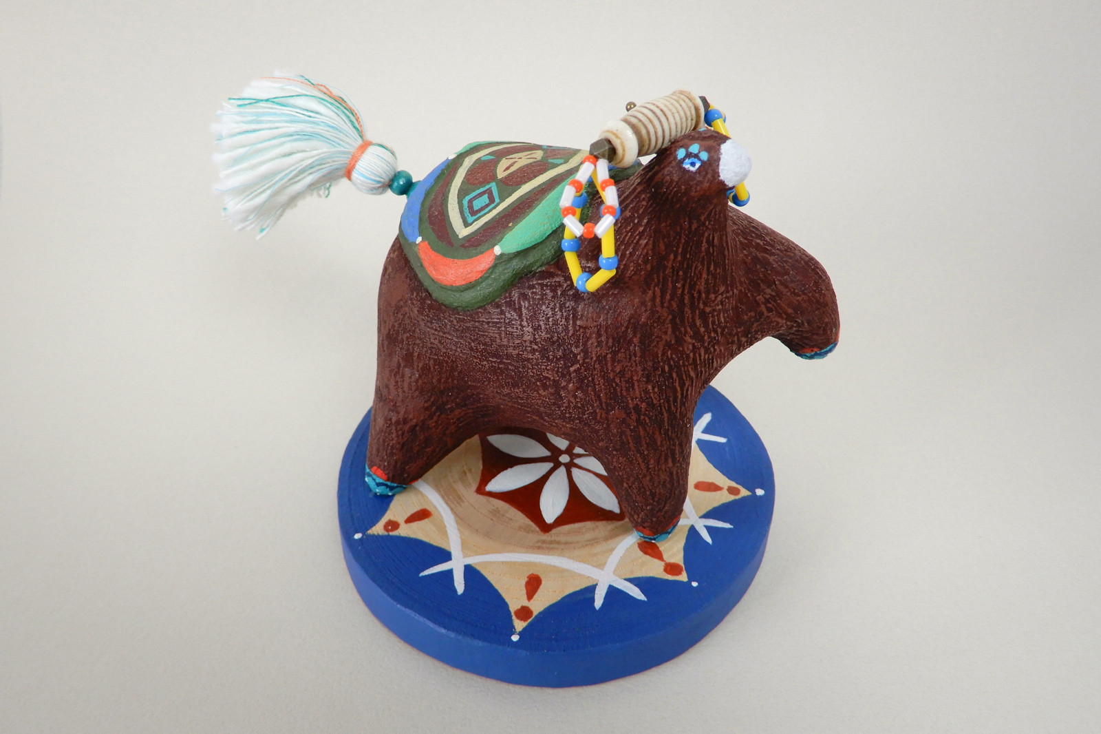 いつかのどこかの馬の人形　おめかしさん