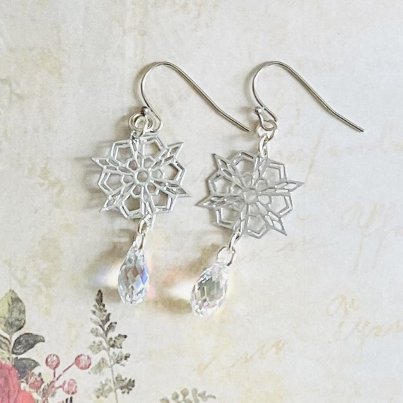 雪の結晶とクリスタルのノンホールピアス-初雪 2枚目の画像