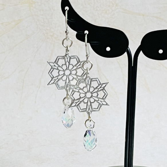 雪の結晶とクリスタルのノンホールピアス-初雪 1枚目の画像