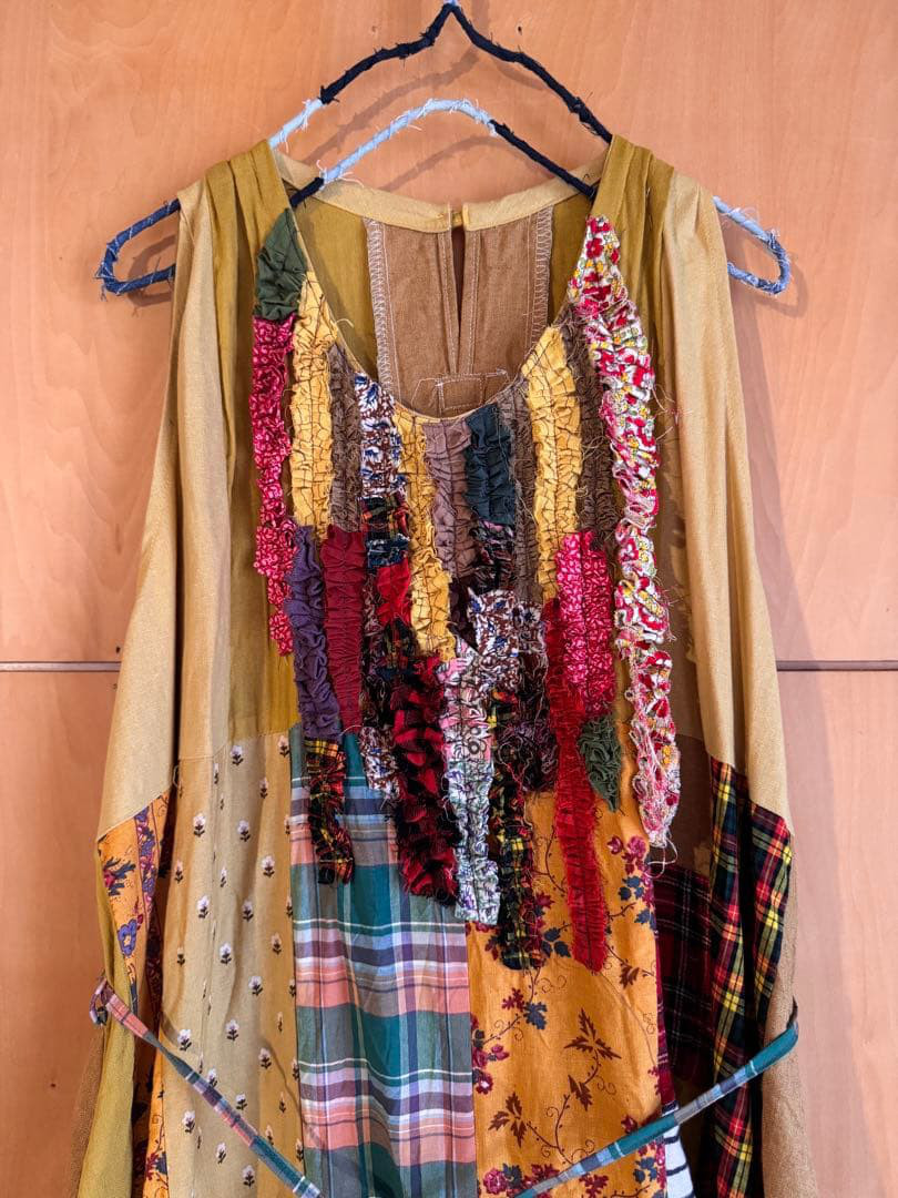 SAYOCAFE一点ものフリルが個性的なフォークロアパッチワークワンピース