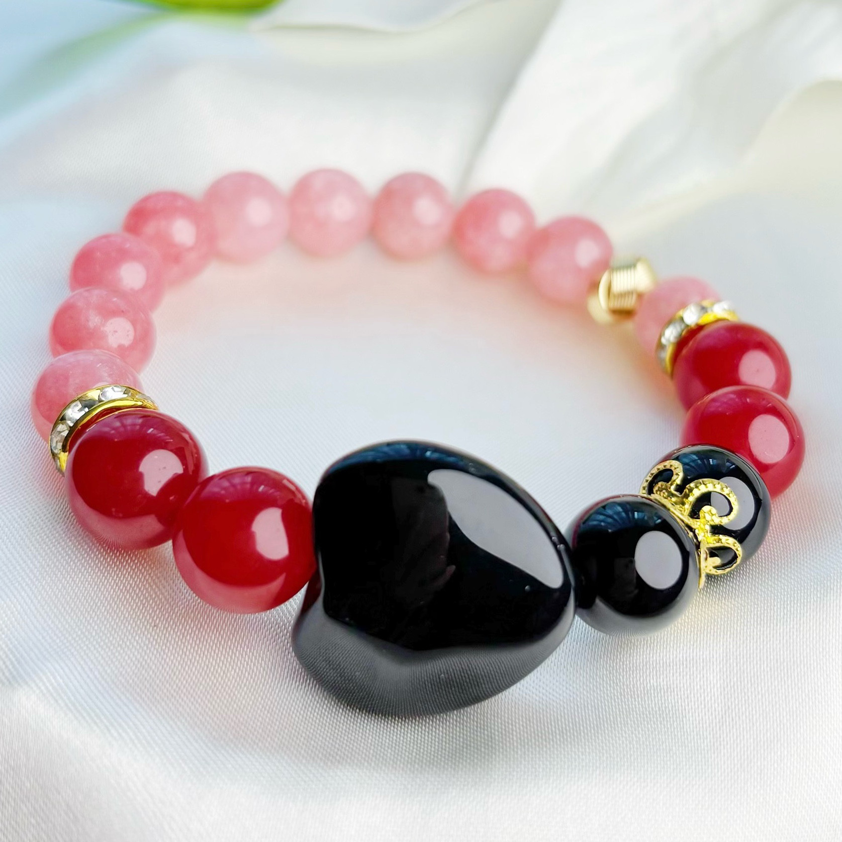 大人かわいい秋冬カラーを手元に<ピンクジェイド×レッドジェイド×オニキス> ハートがかわいい天然石ブレスレット