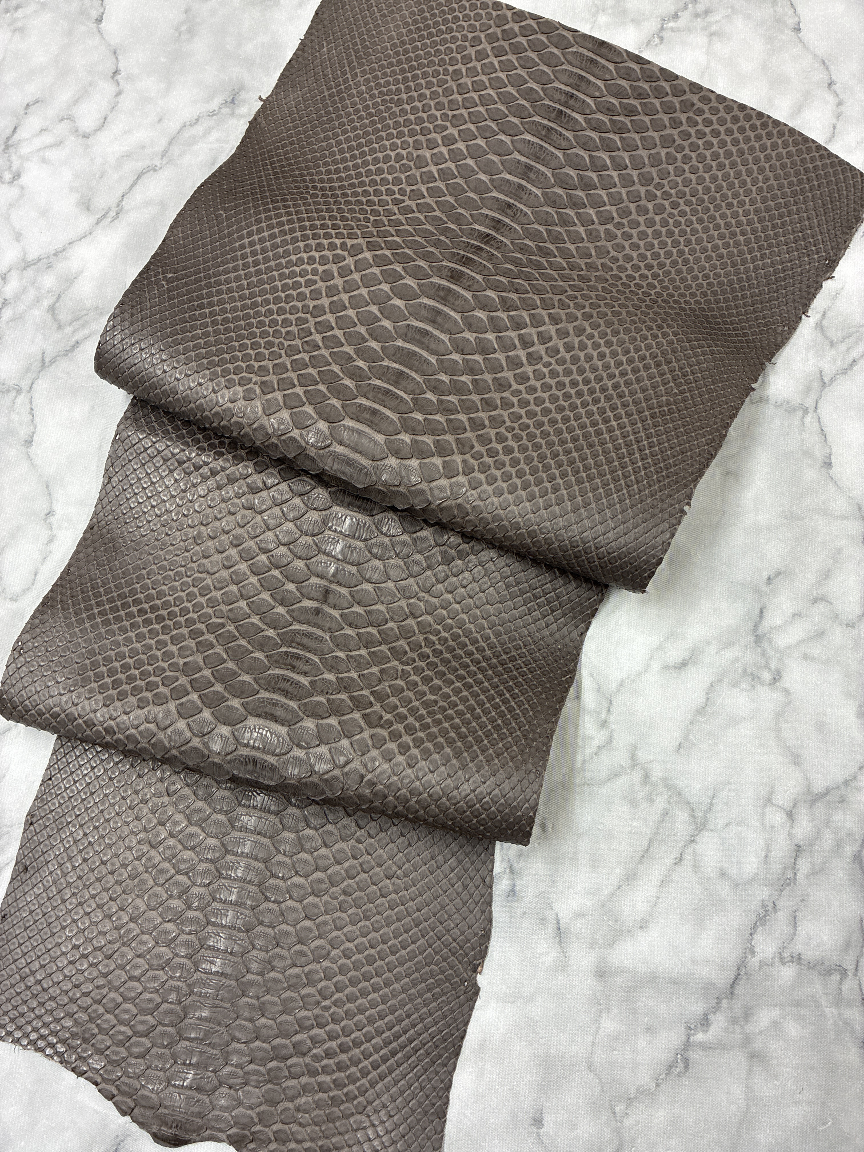 パイソン ヘビ革 ニコチン×マット 134cm_P275