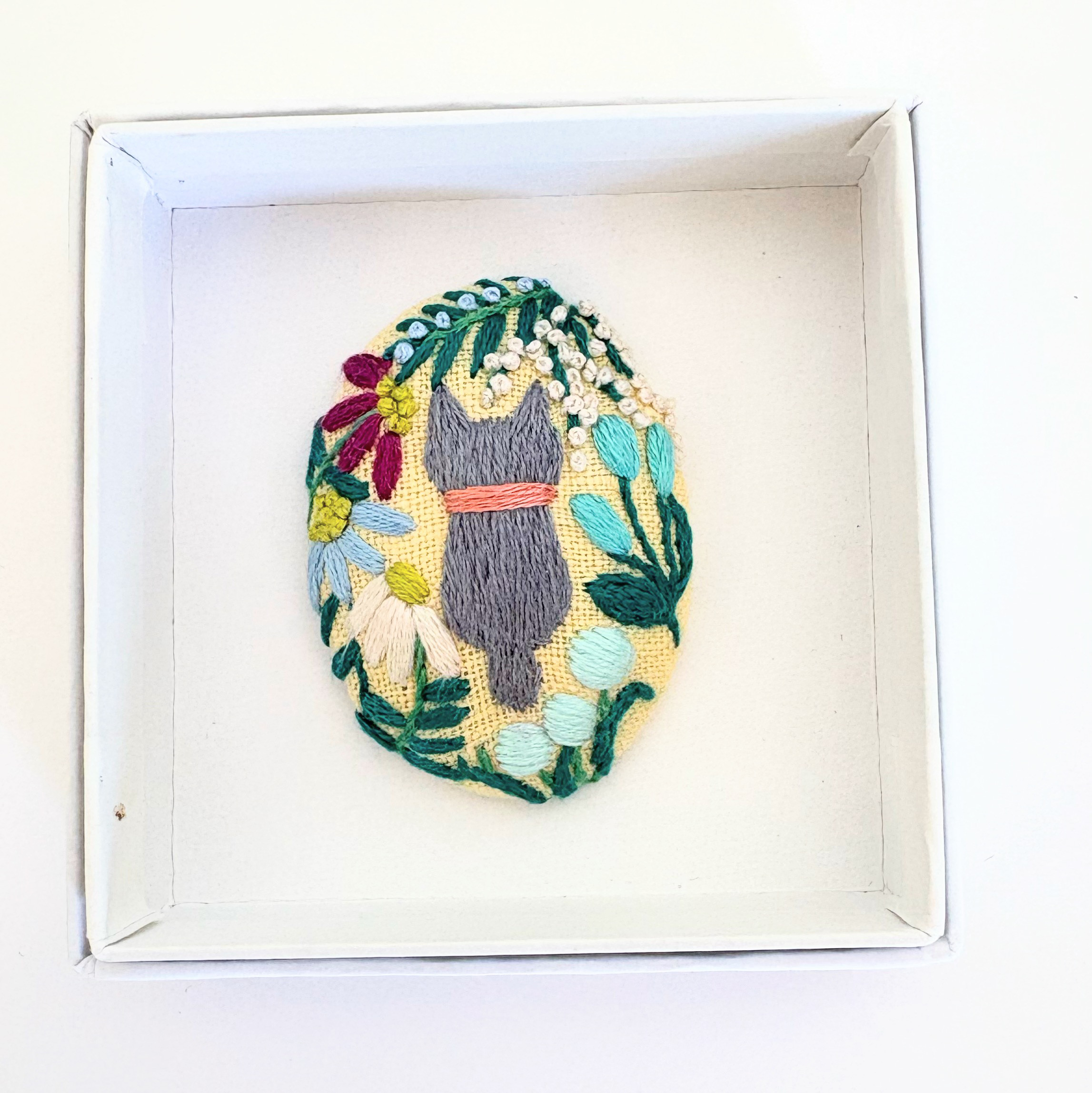 こねこと草花の刺繍ブローチ【Botanical】#421