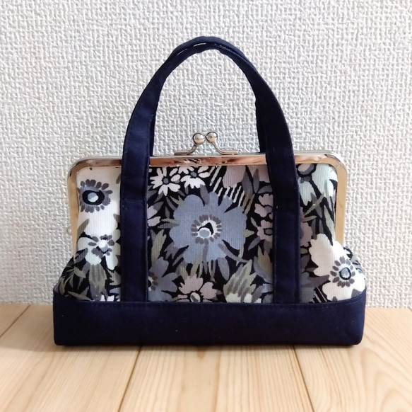 リバティ　トートバッグ型　大きめがま口ポーチ　16.5cm口金　通帳ケース　お薬手帳ケース　花柄　エイブリ　491 1枚目の画像