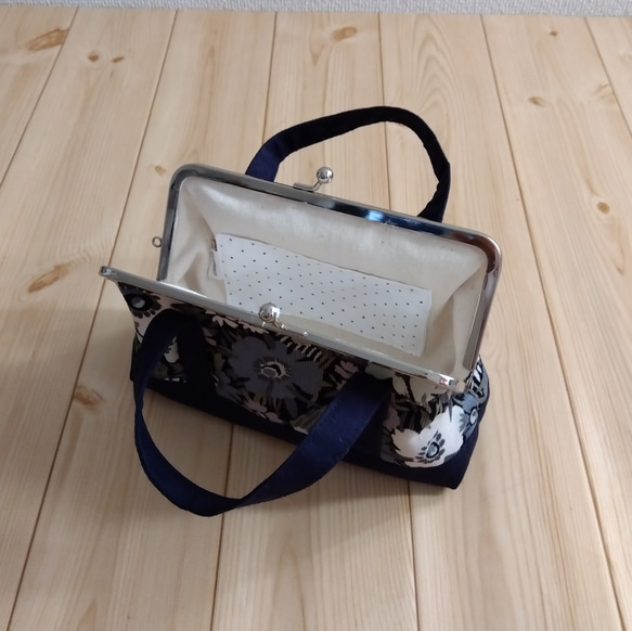 リバティ　トートバッグ型　大きめがま口ポーチ　16.5cm口金　通帳ケース　お薬手帳ケース　花柄　エイブリ　491 3枚目の画像