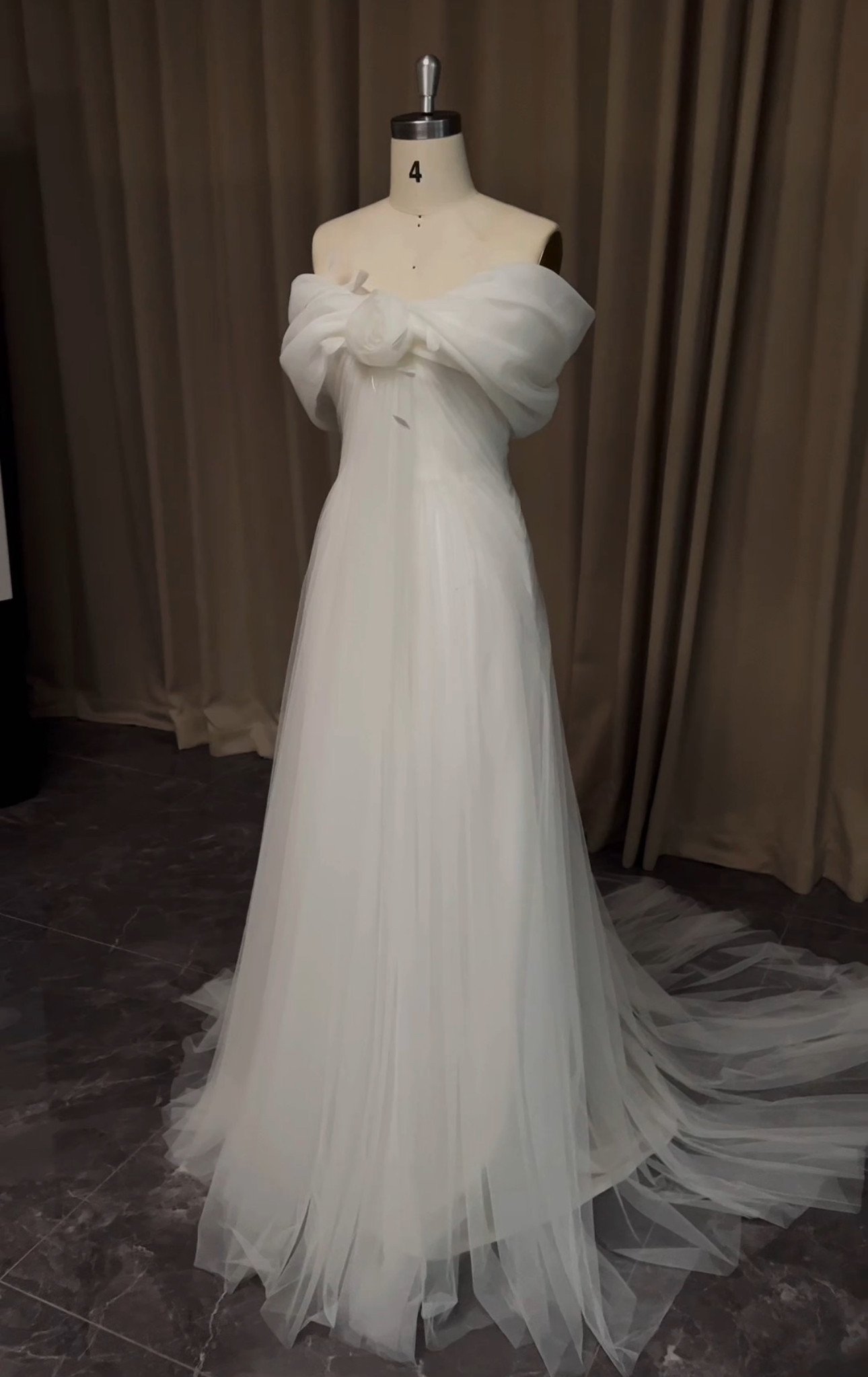 美しい　スレンダーライン　高品質キャミソール　オフショルダー　ホワイト　二の腕を隠せる　Aライン演奏会発表会成人式音楽会