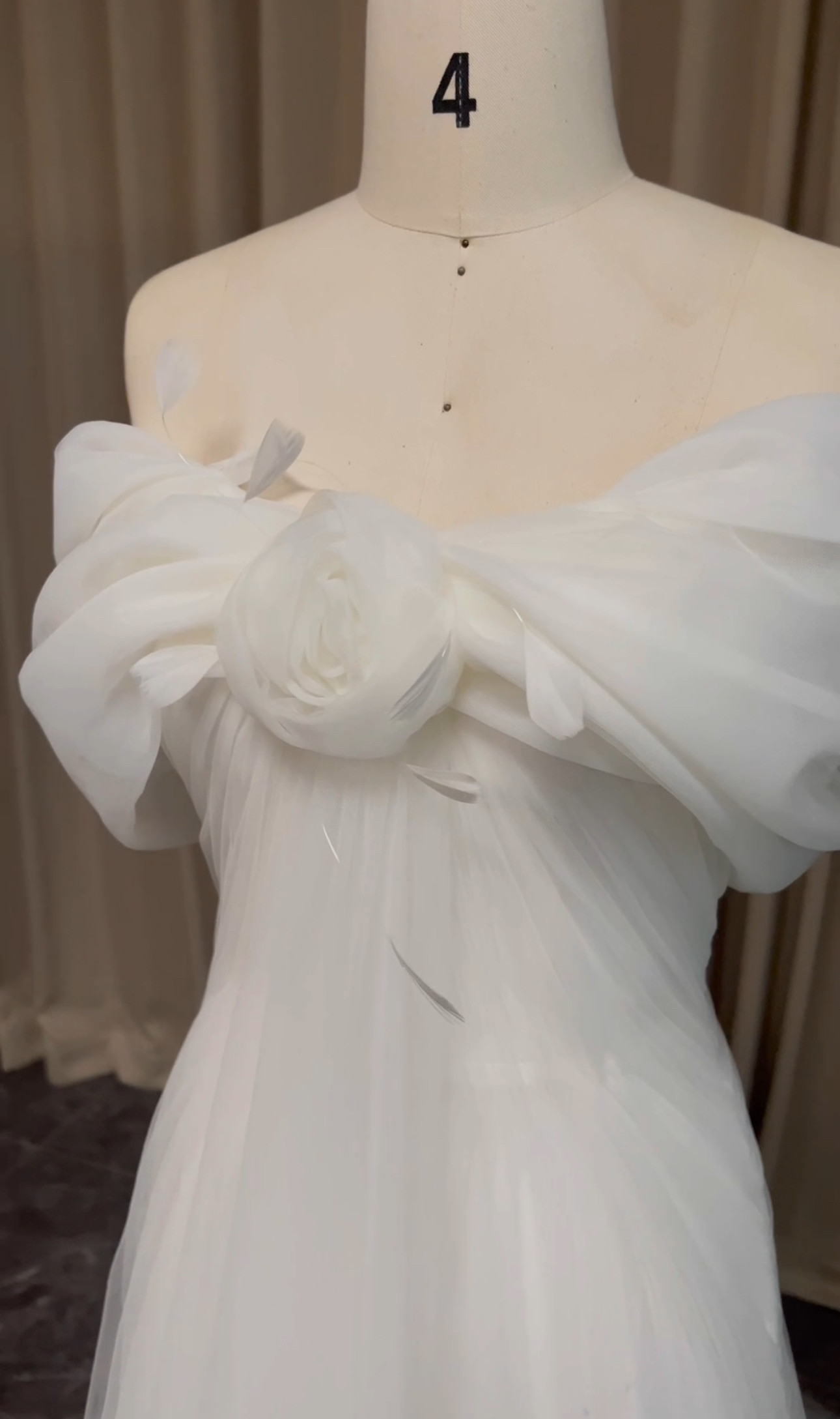 美しい　スレンダーライン　高品質キャミソール　オフショルダー　ホワイト　二の腕を隠せる　Aライン演奏会発表会成人式音楽会