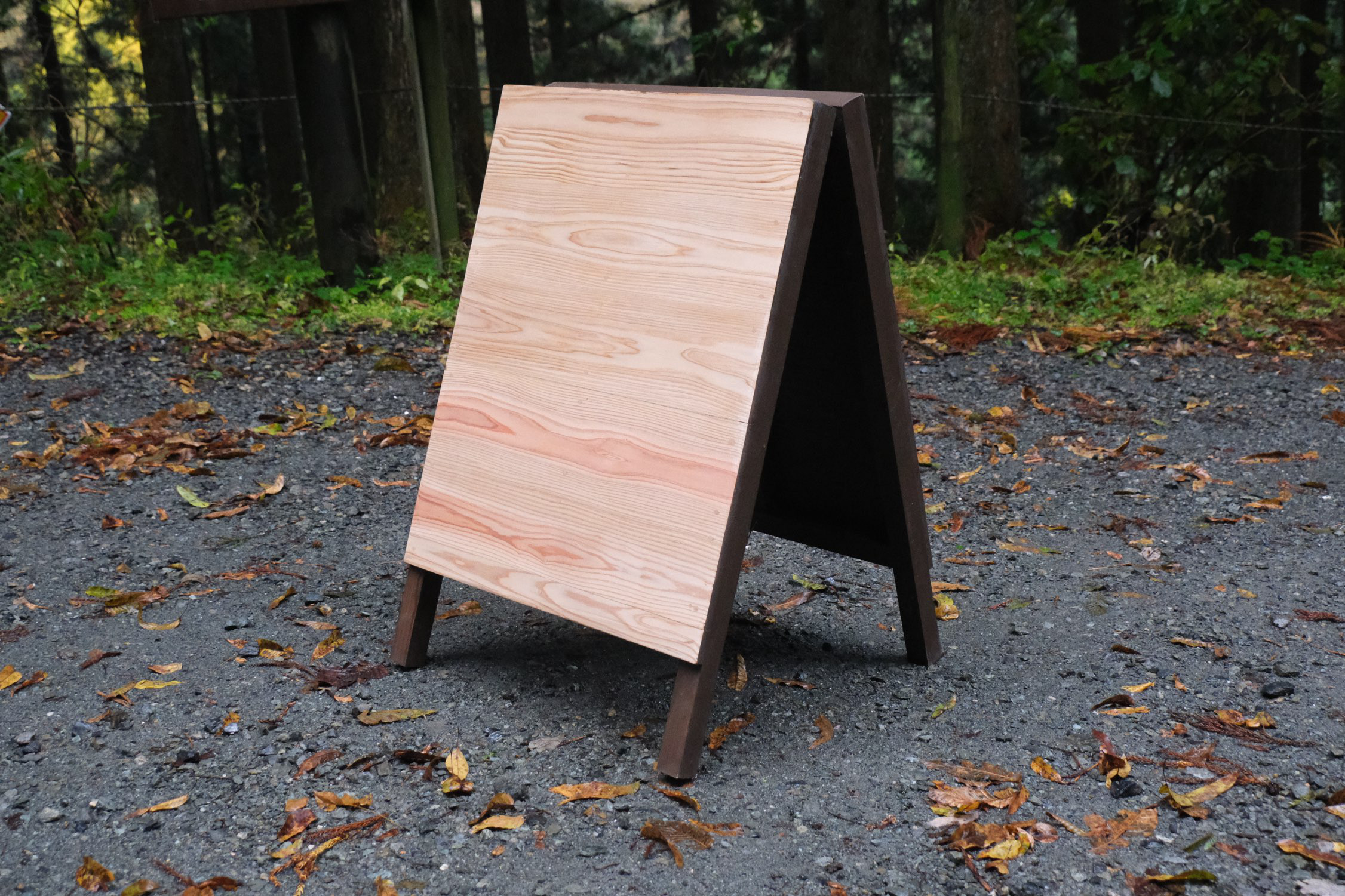 地産材でつくった木製イーゼル