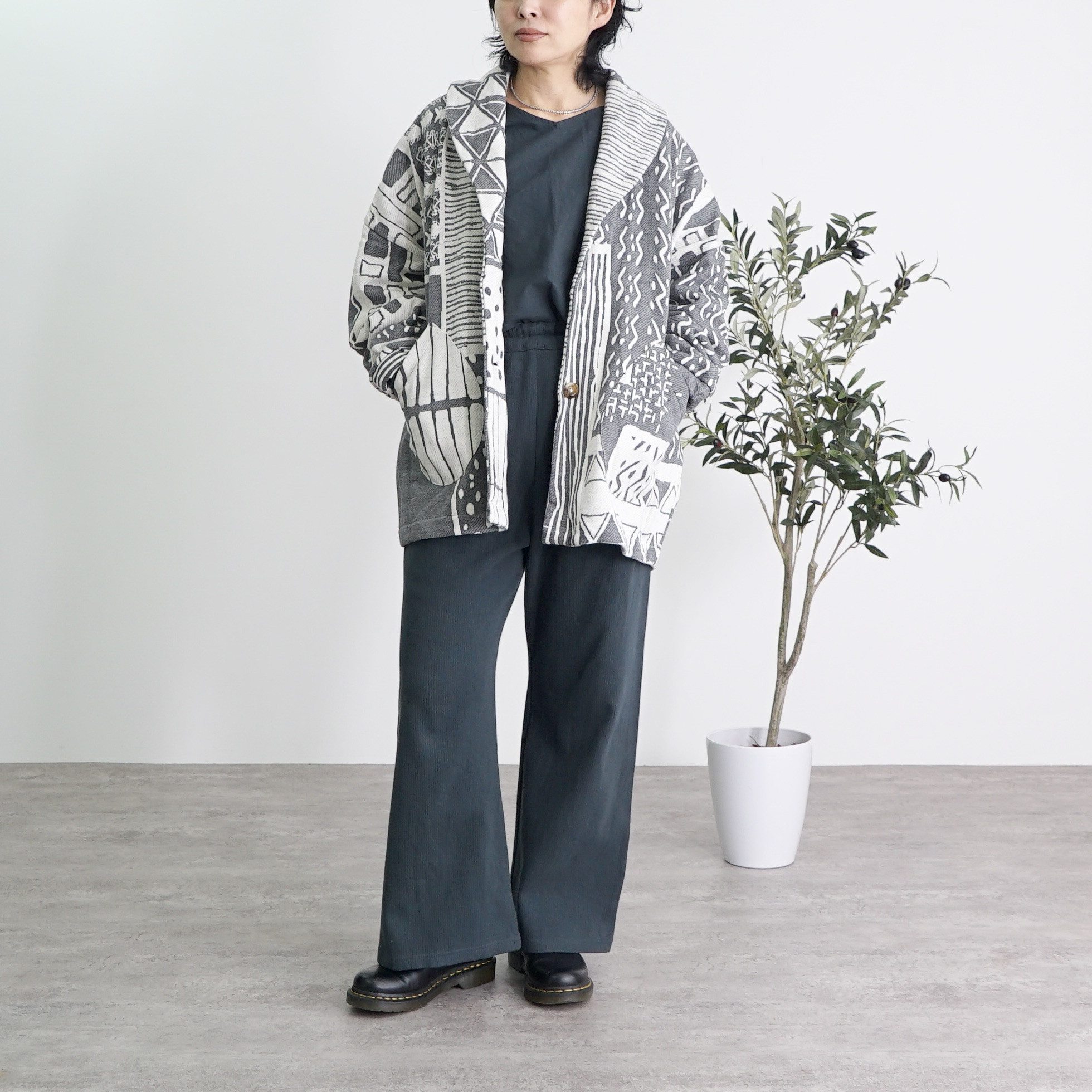 くつろ着カーディガン-UMIBE-/グレー＋ドロップショルダーVネックロンT/ブラック