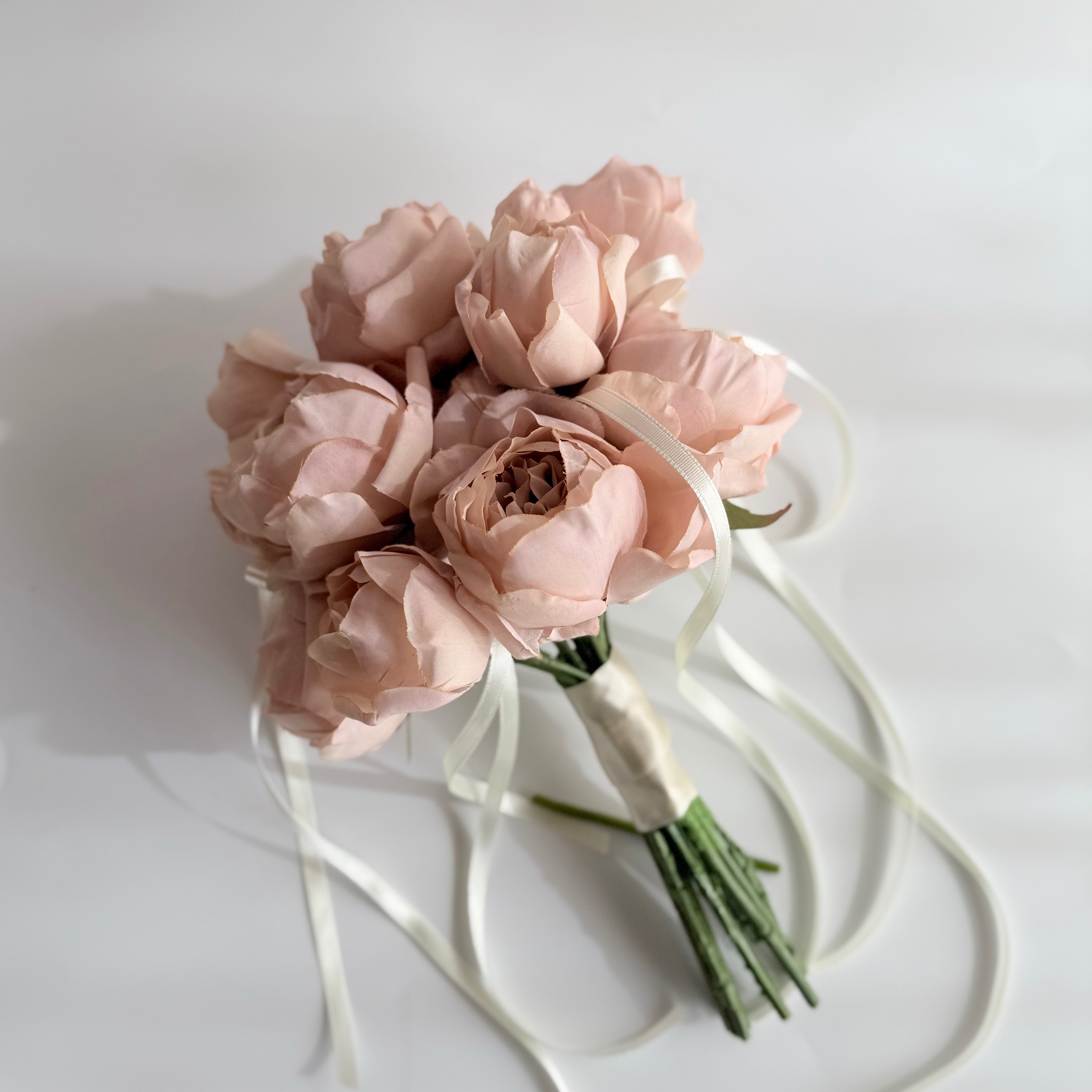 ピンクベージュローズだけで束ねたバレエコアブーケ＆ブートニア　小ぶりブーケ【アーティフィシャルフラワー造花】