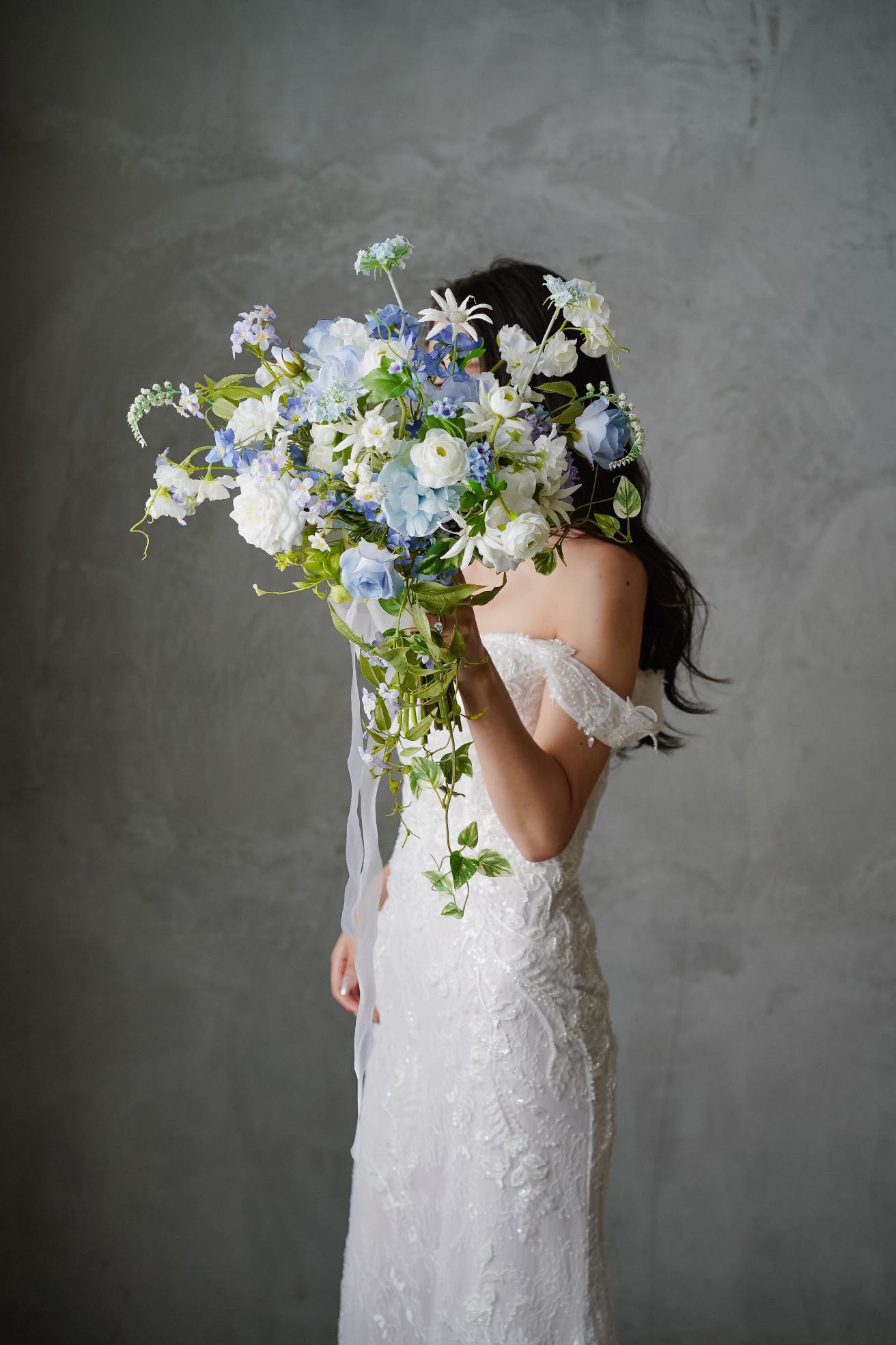 華やかに揺れるクラッチブーケ