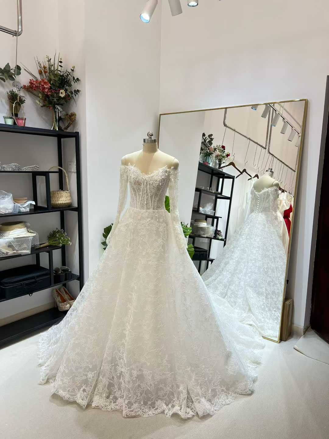 送料無料！ウエディングドレス オフショルダー  ロングスリーブ 編み上げ 結婚式 贅沢な総レース ビーズ