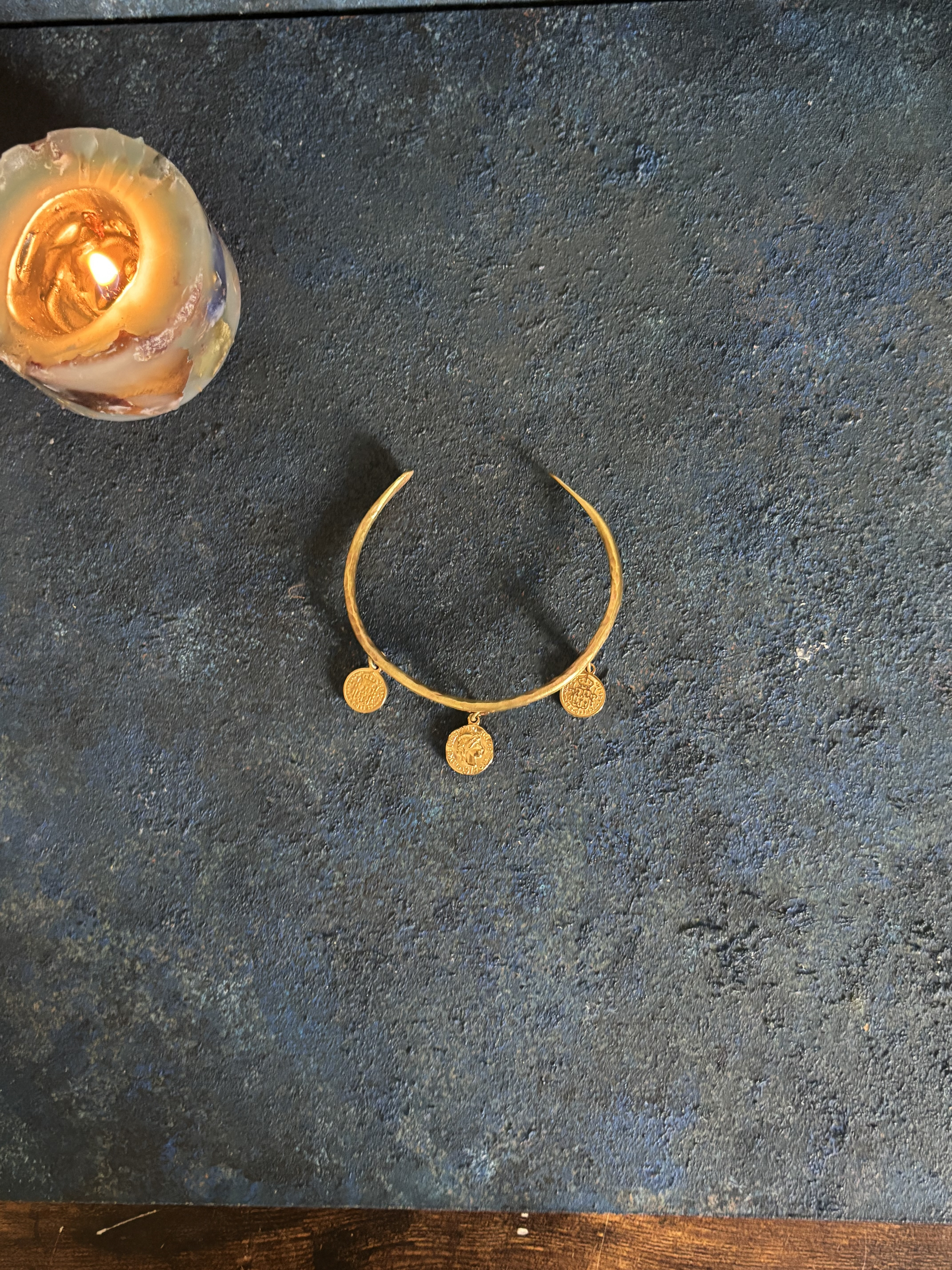 真鍮のバングル（3コインチャーム）