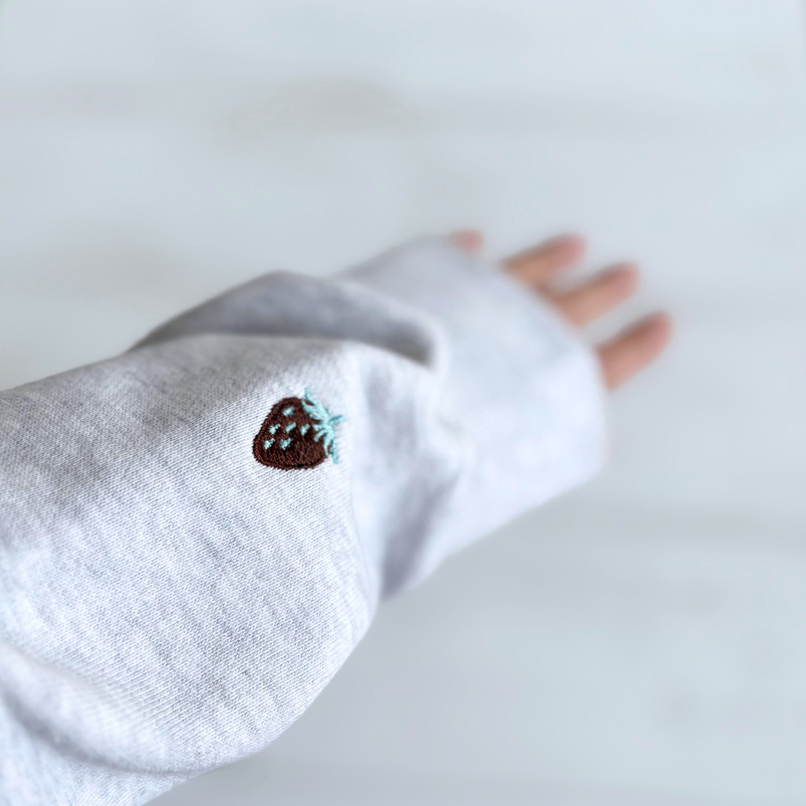 8GM ロゴ＆いちごステッチ スウェット（アッシュ）【在庫限り】