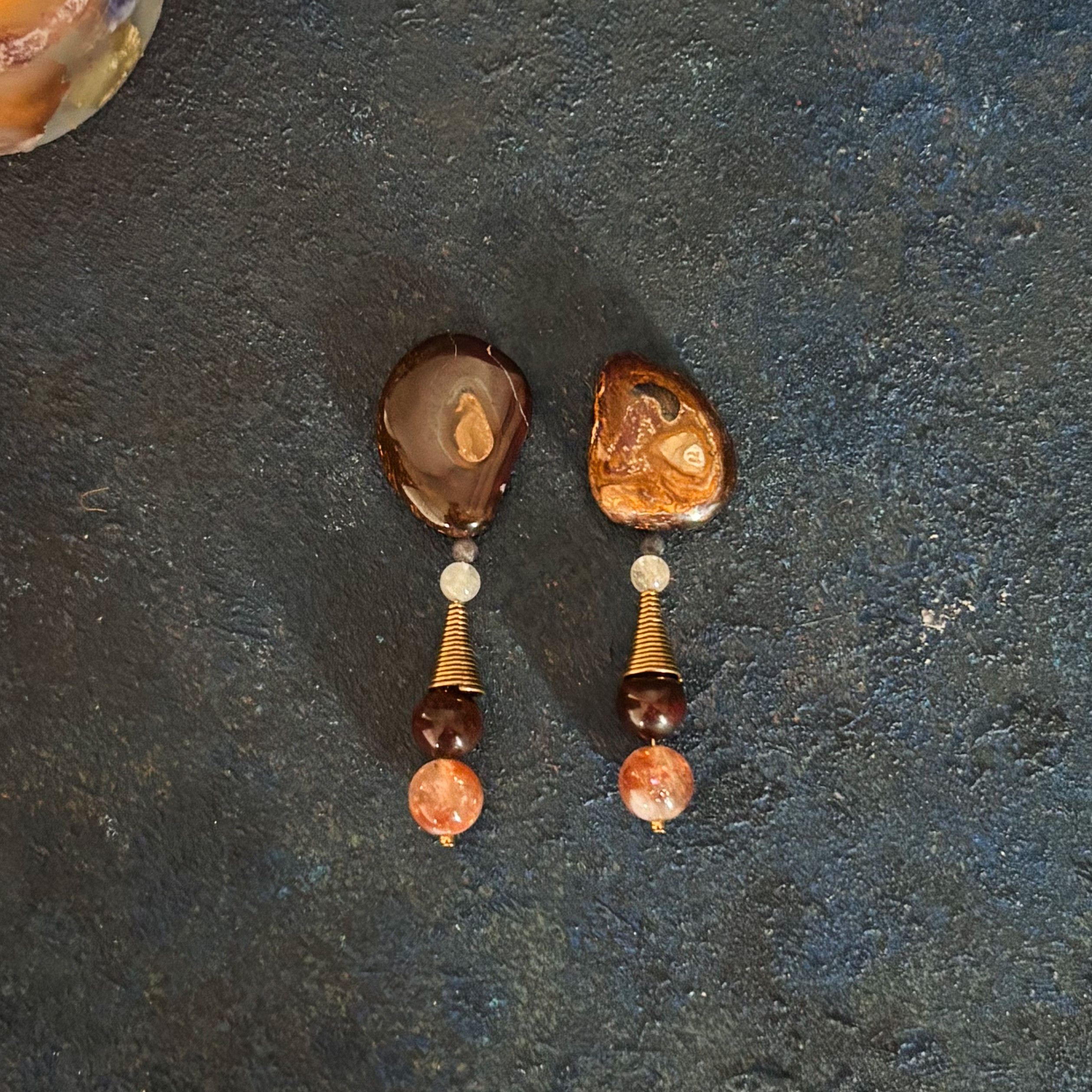 ボルダーオパールとサンストーンのイヤーアクセサリー