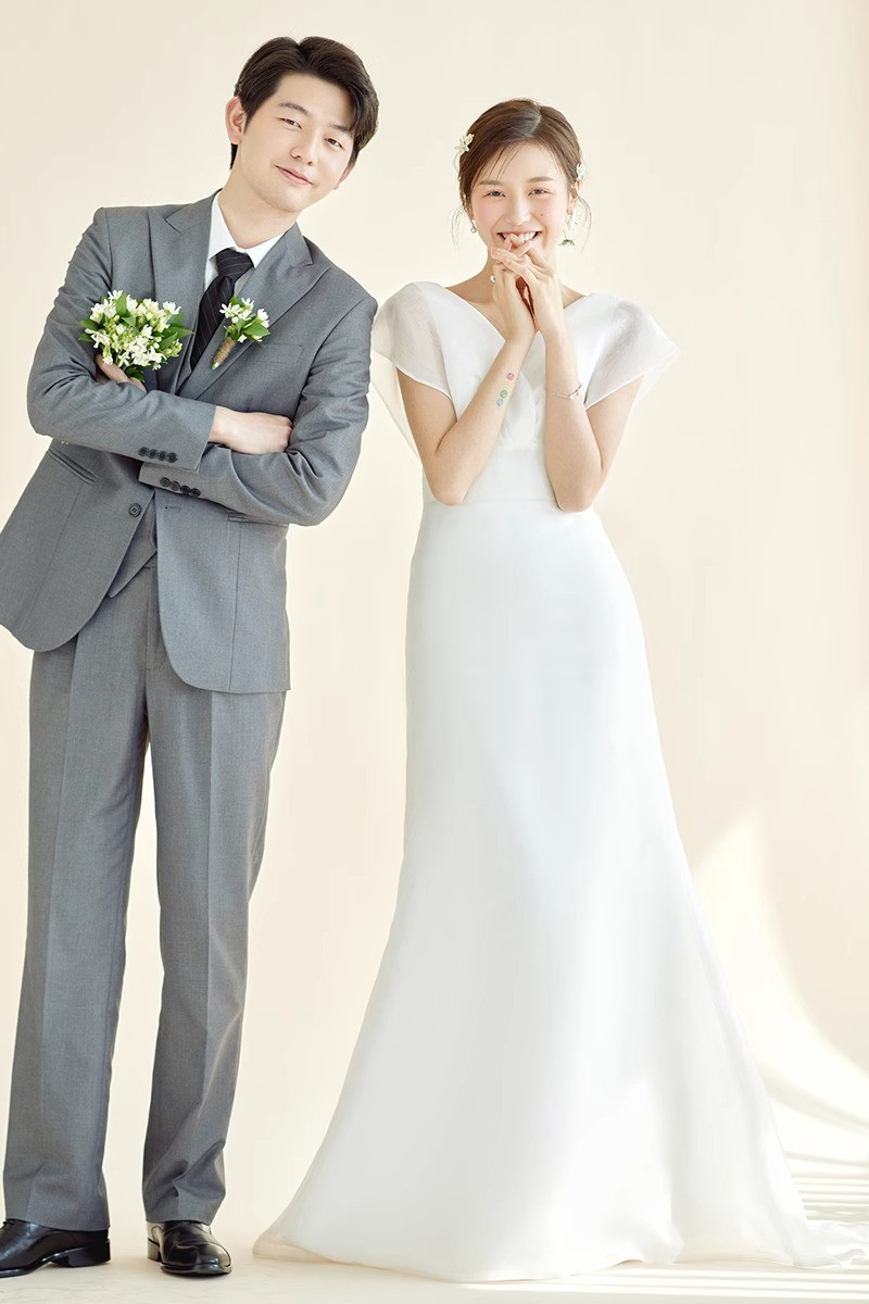 Vネック 白 黒 ウェディングドレス 裾引き シンプル 韓国風 花嫁 パーティー 演奏会 二次会 前撮り HL496